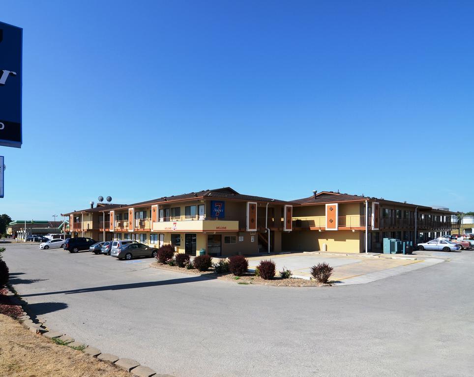 Super 7 Motel Coralville Exteriör bild