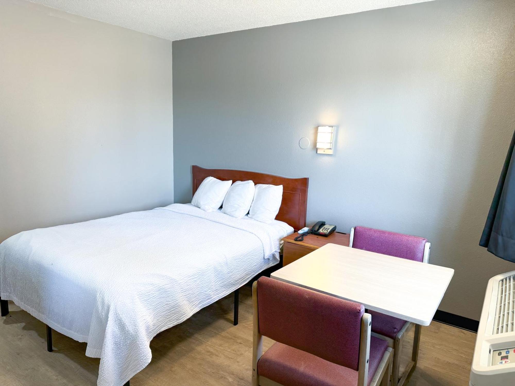 Super 7 Motel Coralville Exteriör bild