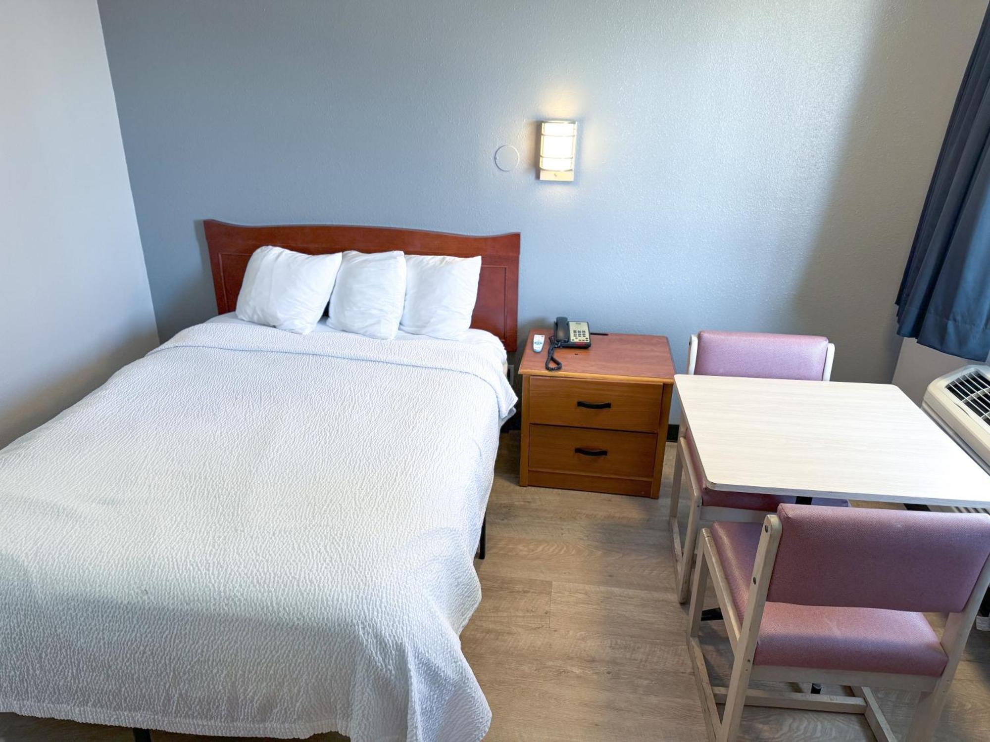 Super 7 Motel Coralville Exteriör bild
