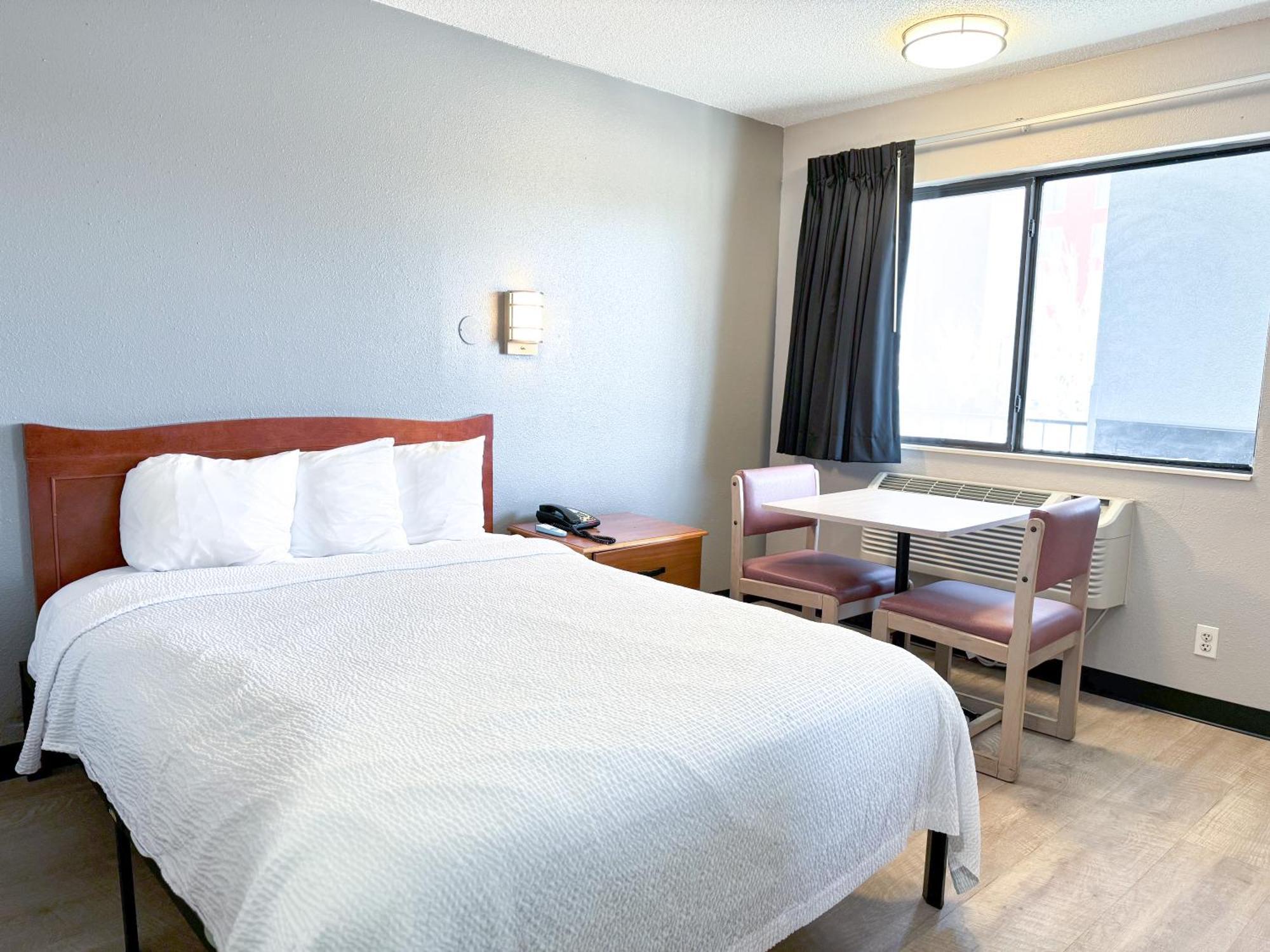 Super 7 Motel Coralville Exteriör bild