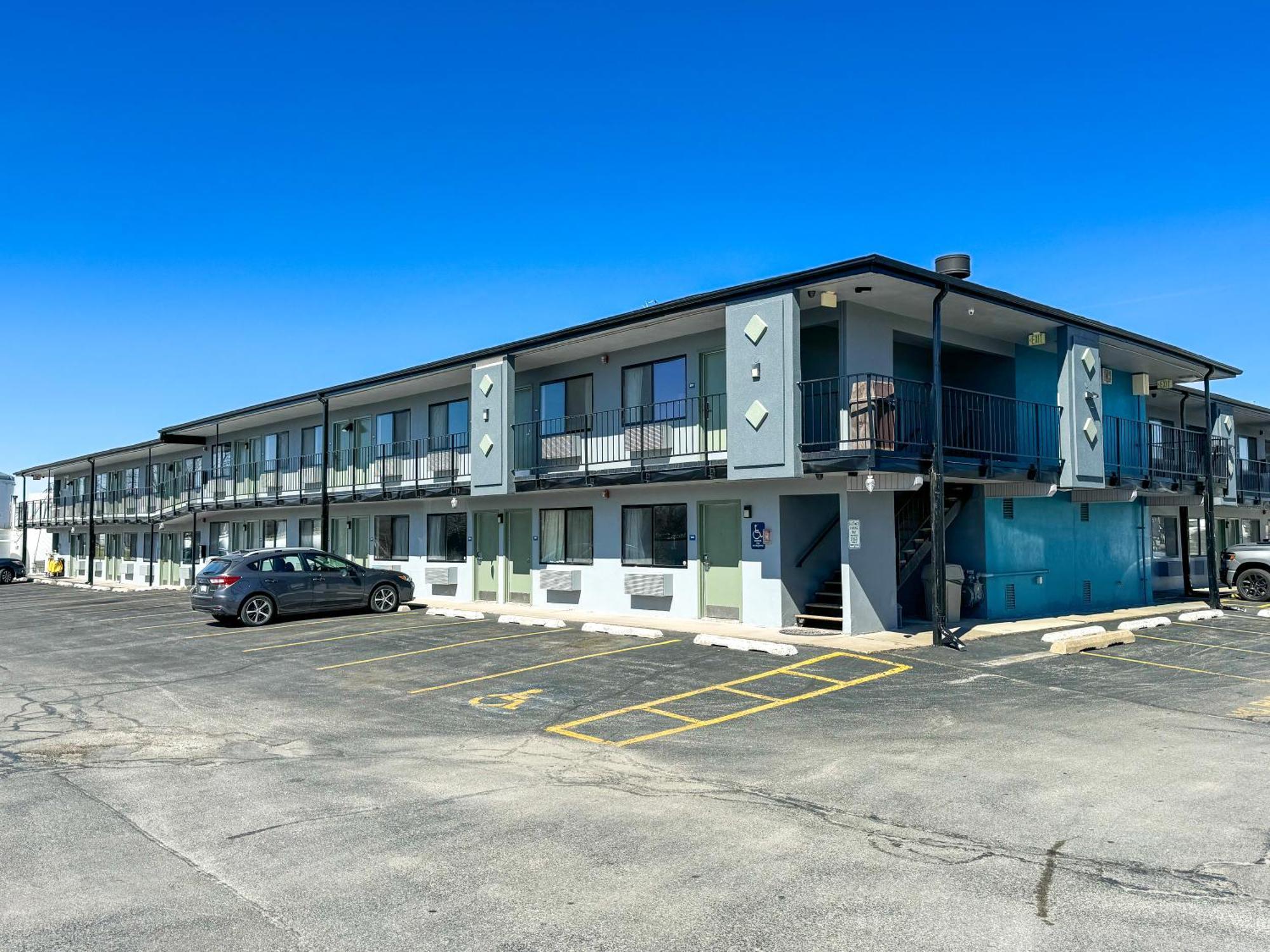 Super 7 Motel Coralville Exteriör bild